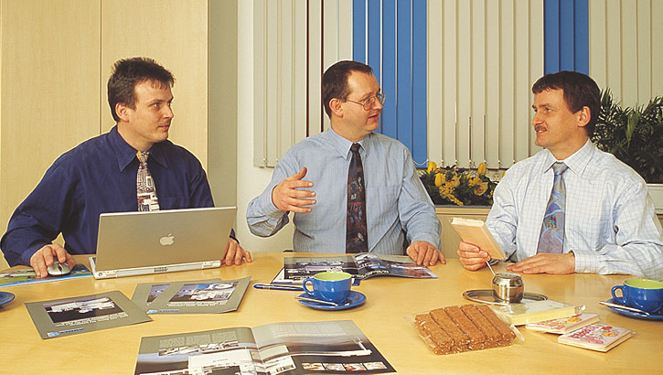 Managers Dipl.-Ing.(BA) Axel Haas and Dipl.-Ing (BA) Thorsten Rühle discussing with a customer.